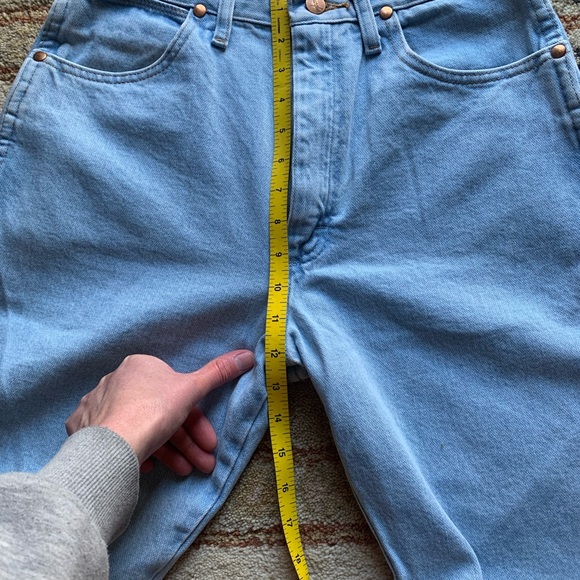 Wrangler jeans 11x32. Sized on small size. I usually wear a size 6 and these fit - Picture 6 of 7